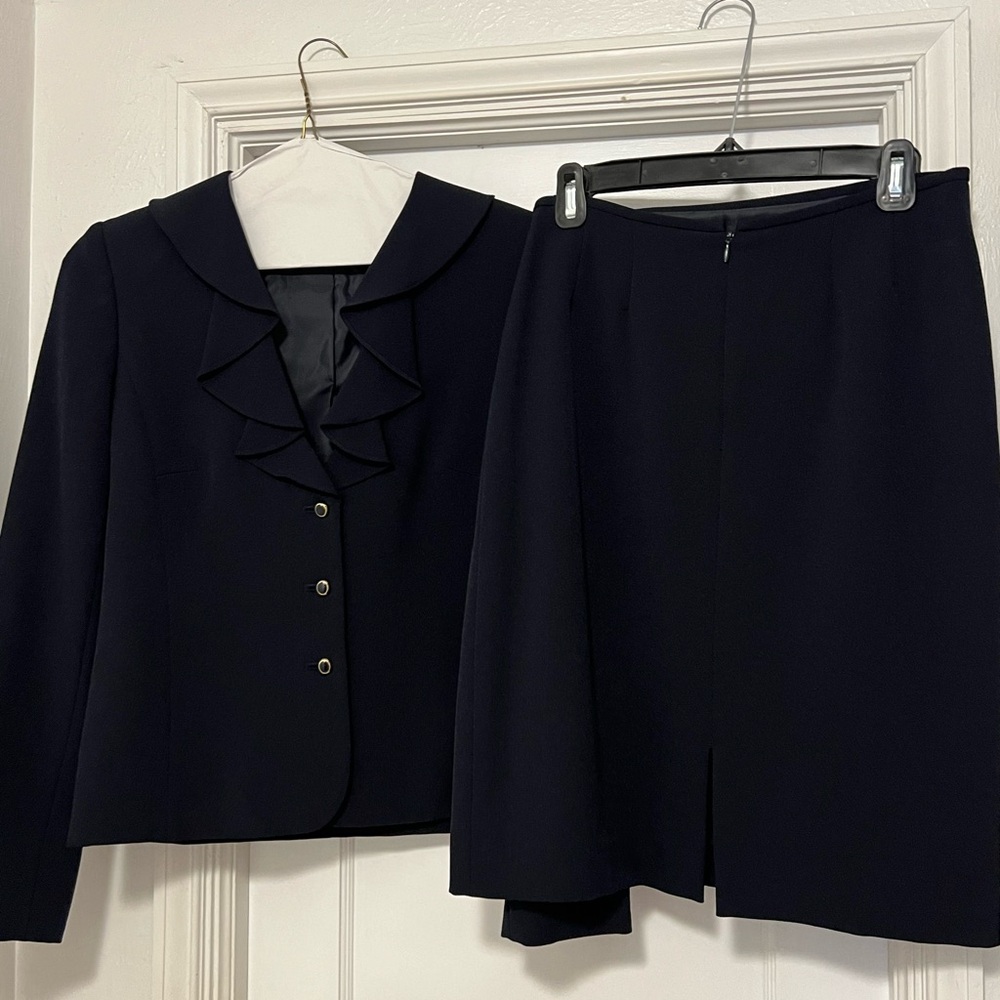 Tahari Women’s 2pc Navy Blue Suit. Size 6